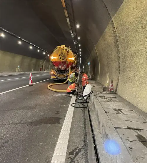 伊宁县隧道排水渠清淤